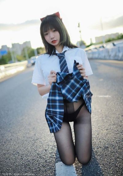 美女脱得一干二净